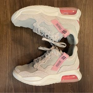 Wmns Jordan MA2 'Light Bone Sunset Pulse' – Size US 6.5 W